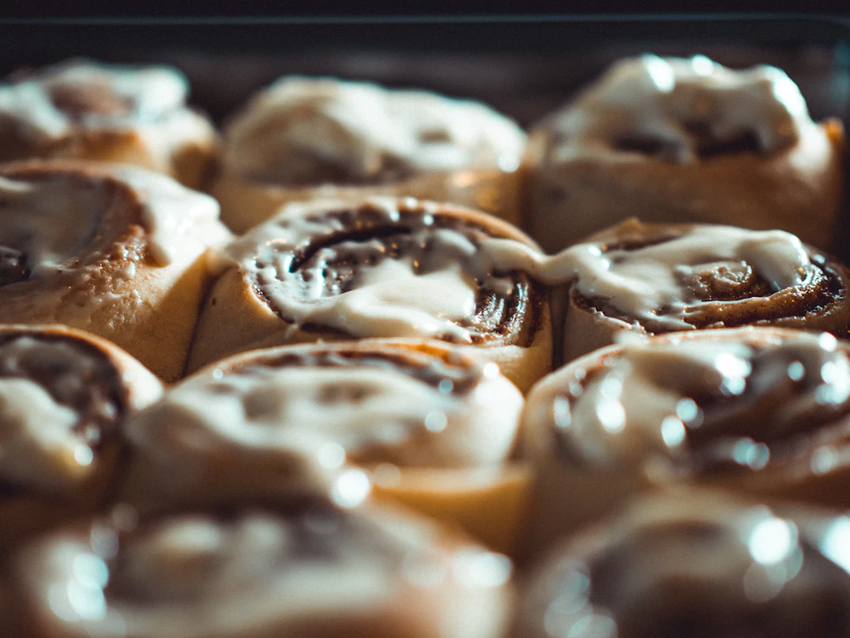 Rolls de canela recién horneados con glaseado